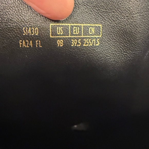 NWOT Stuart Weitzman pointed-toe boots size 9 - Picture 11 of 11